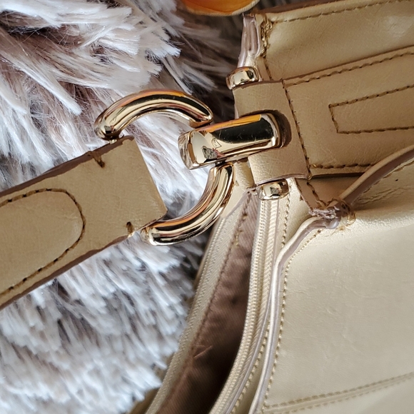 Liz Claiborne tan bag w/ gold hardware - Picture 7 of 13